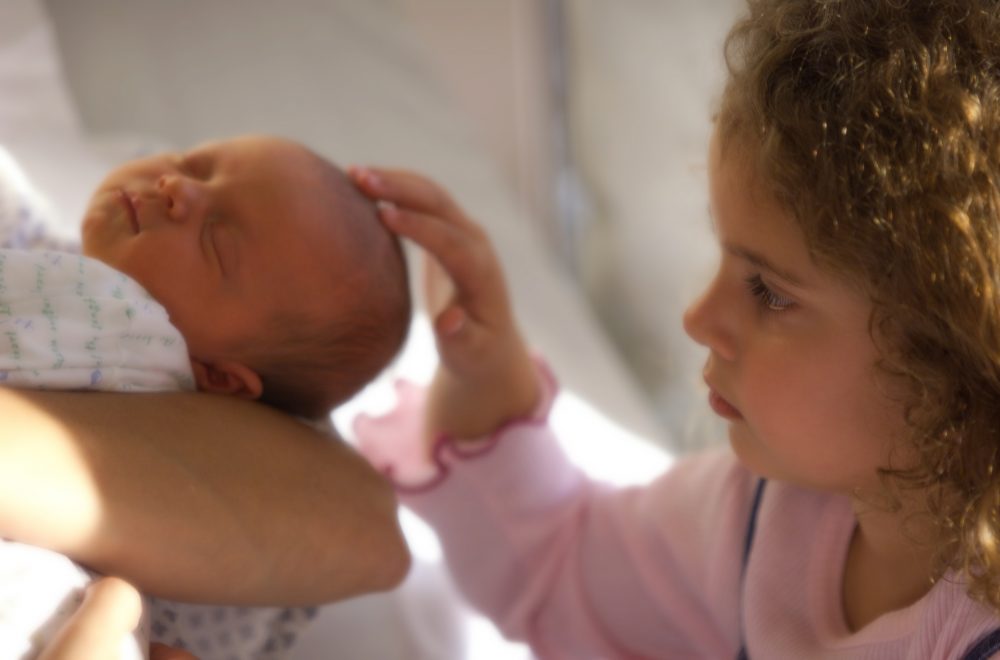 У ребенка пульсирует родничок. Новорожденные в Израиле. Причины пульсации родничка у младенцев. У ребенка в 1 год и 3 месяца пульсирует Родничок.