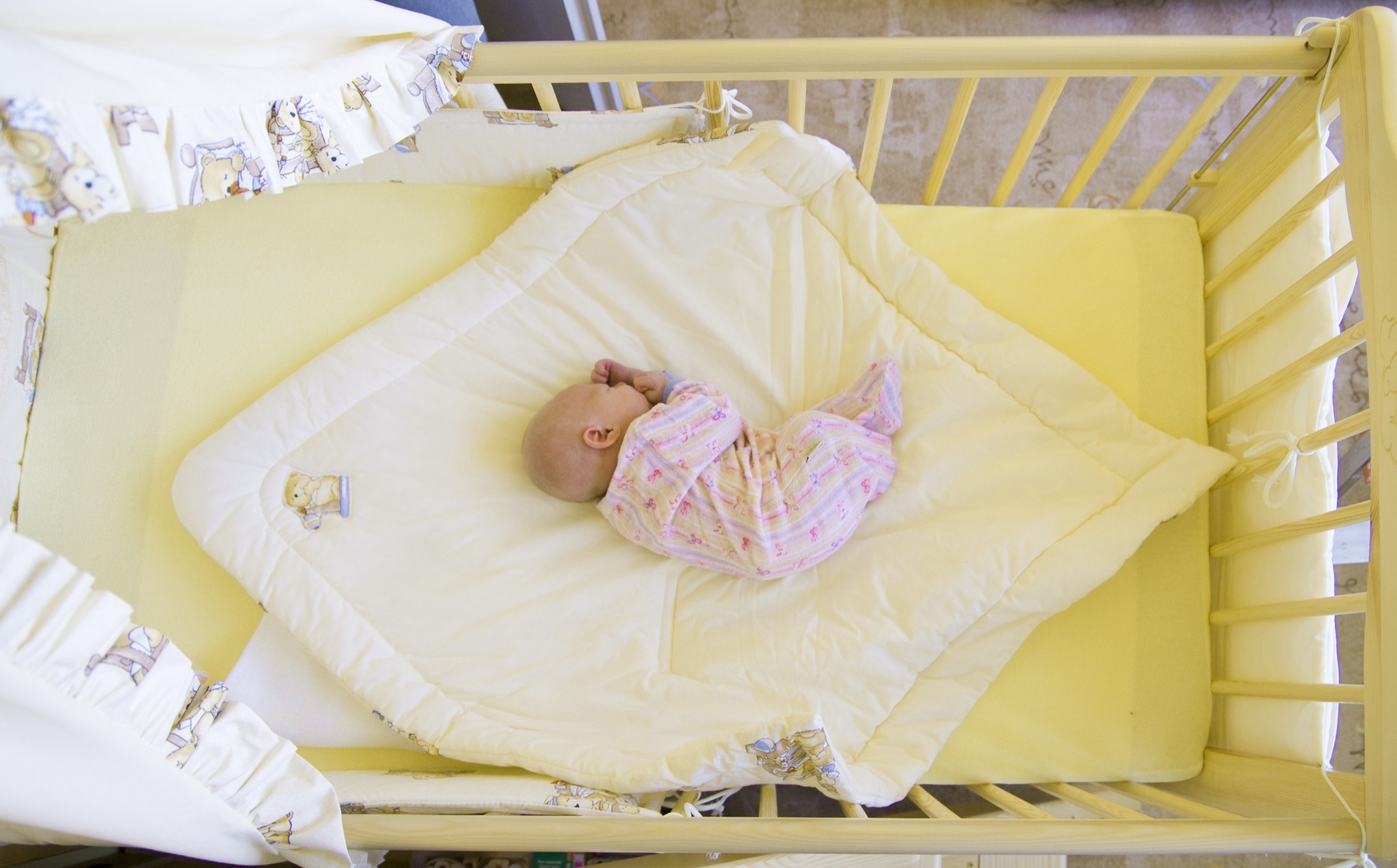 Укрытие детей. Детская кроватка для новорожденных. Детские одеяла для новорожденных в кроватку. Спальное место для новорожденных. Одеяло в люльку для новорожденных.
