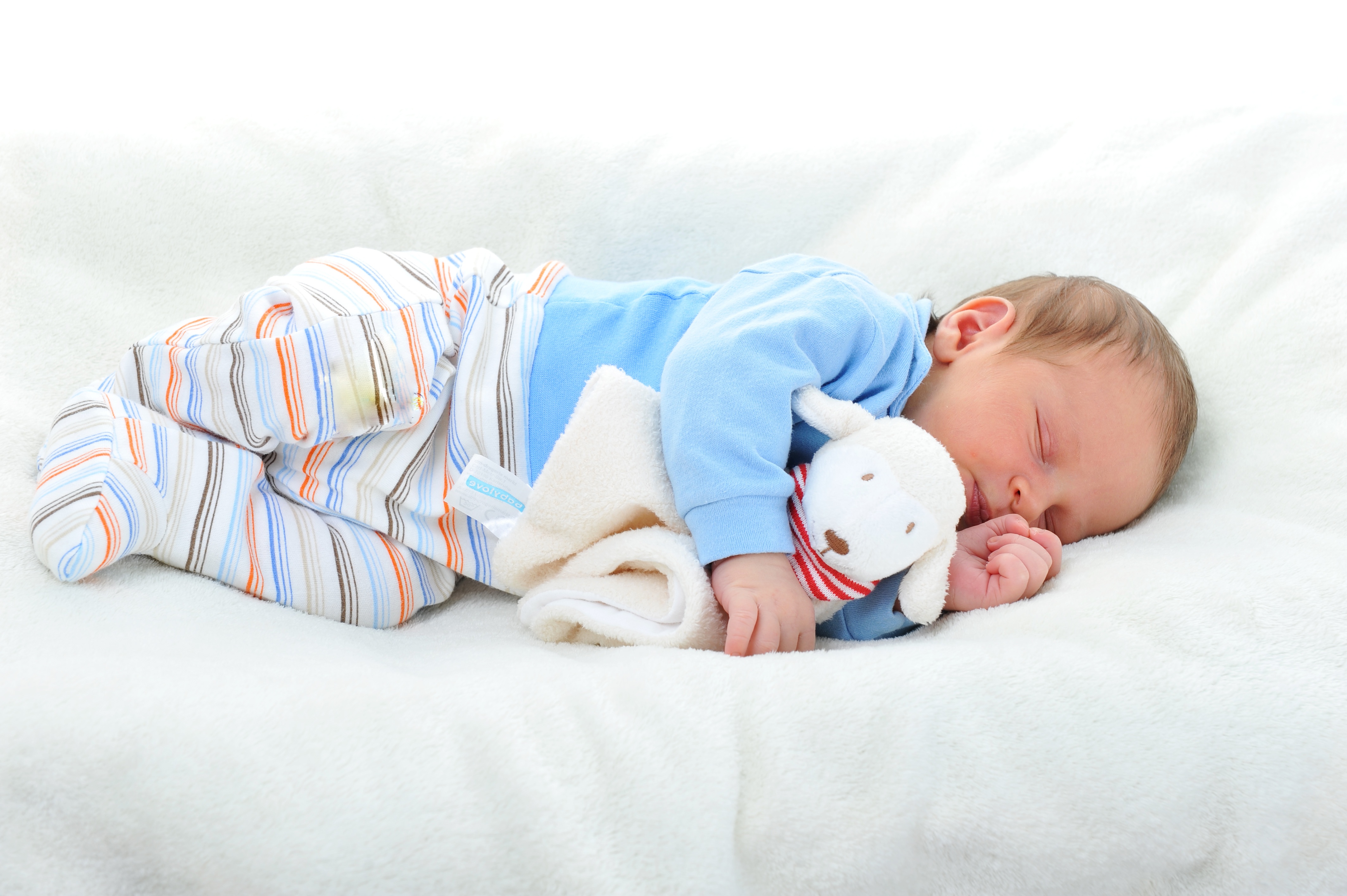 Можно новорожденному спать на подушке. Спящий ребенок. Спящие малыши. Спящие дети до года.