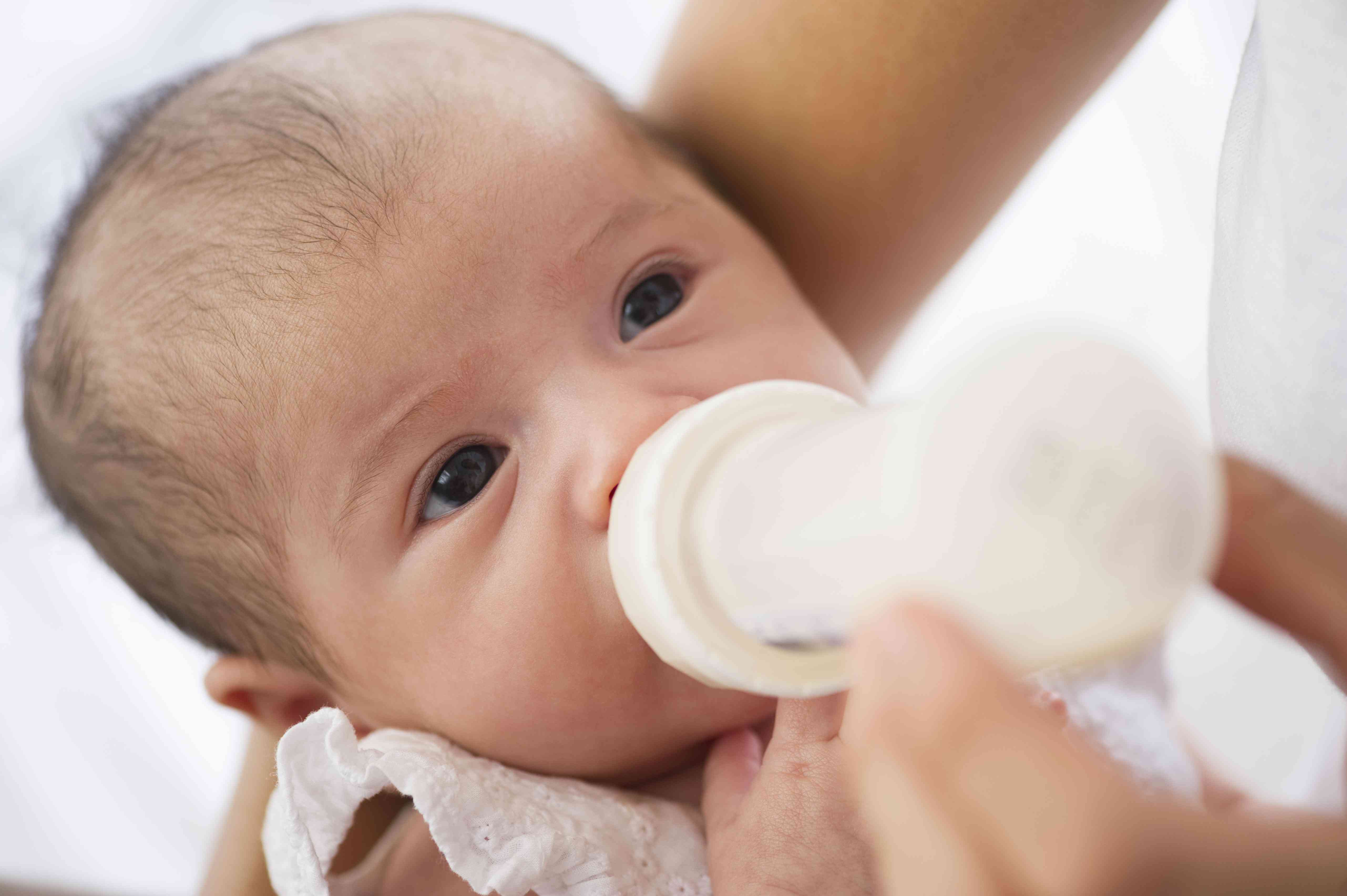 Ребенок срыгивает молоко после кормления новорожденный. Искусственное вскармливание. Искусственное вскармливание новорожденного. Искусственные дети. Младенец икает.