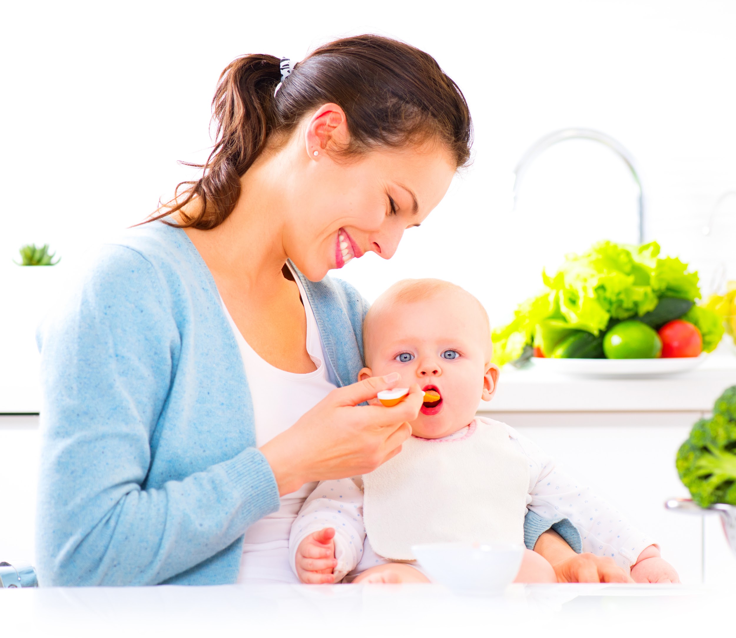Кухня кормящей матери. Мама кормит малыша. Прикорм мама и ребенок. Прикорм ребенка картинки. Ребенок в еде и мама прикорм.